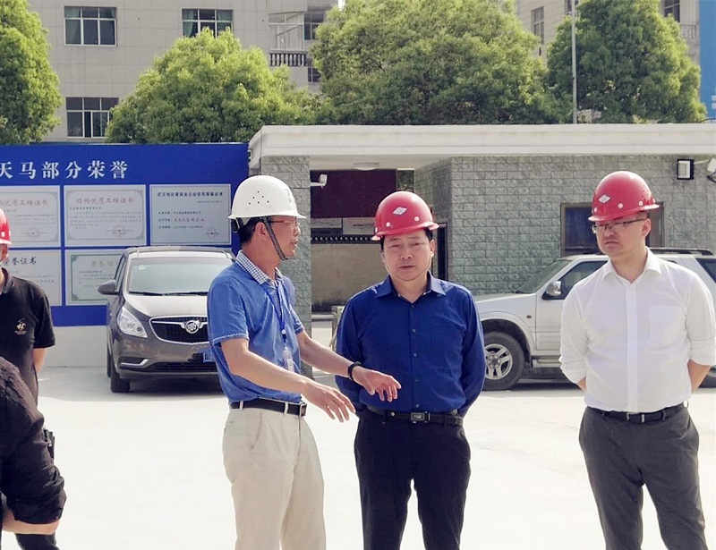 重慶市住房和城鄉(xiāng)建設委員會領(lǐng)導蒞臨我司黔江新城項目視察指導工作