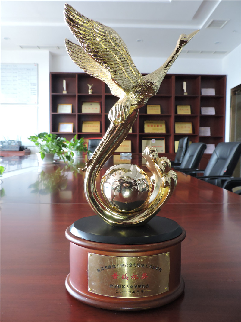“美聯(lián)·德瑪假日”項(xiàng)目榮獲“武漢市建筑安全文明施工示范項(xiàng)目”黃鶴杯獎