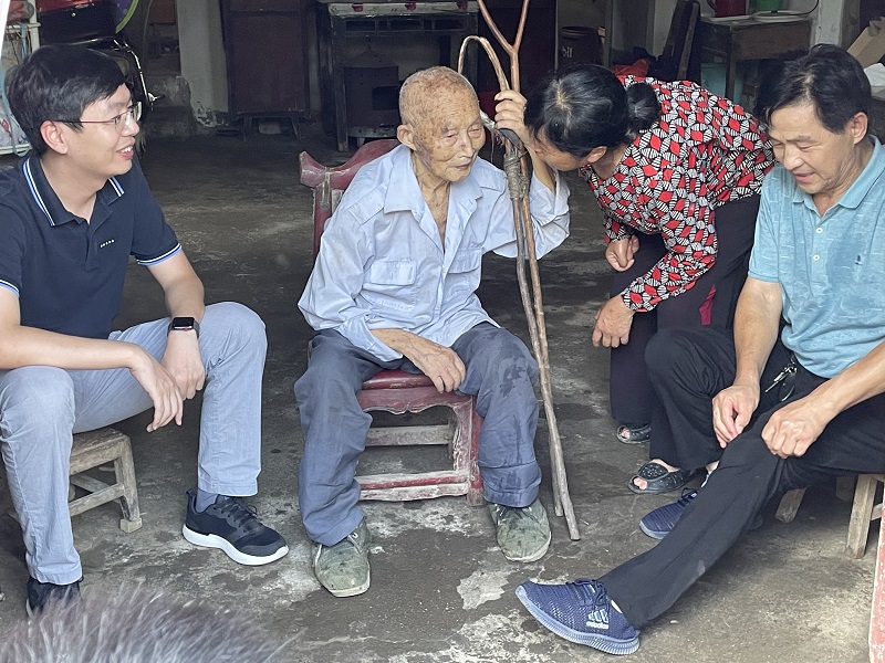 區(qū)人大代表、集團副總馮小龍走訪潘塘福利院為老人送關(guān)懷